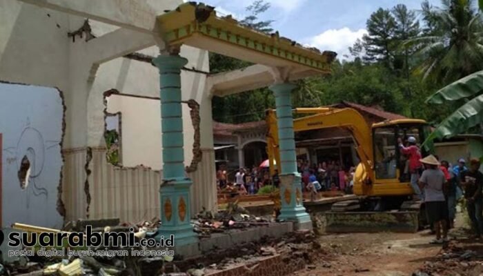 Pegatan Karena Selingkuh, Suami TKW Asal Trenggalek Ini Bongkar Rumah Milik Berdua yang Dibangun di Tanah Istri