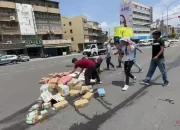 Truk Minuman Tumpah, 8 Pekerja Migran dengan Semangat Bantu dan Bersihkan di Bawah Terik Matahari Tanpa Pamrih, Bikin Bangga
