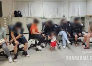 Tertangkap Razia Saat Jalan, Mbak TKW Indonesia Malah Kembali ke Mes Bareng Pak De, 6 TKI Lainnya Ikutan Dicyduk Bersama 1 Anak