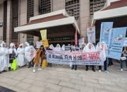 Ratusan TKI Taiwan Demo Serukan Hapus Agensi Dengan Berpakaian Pocong