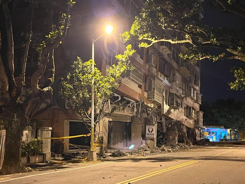 Ratusan Gempa Susulan di Hualien Taiwan Hingga Pagi Ini, 2 Gedung Roboh Lagi