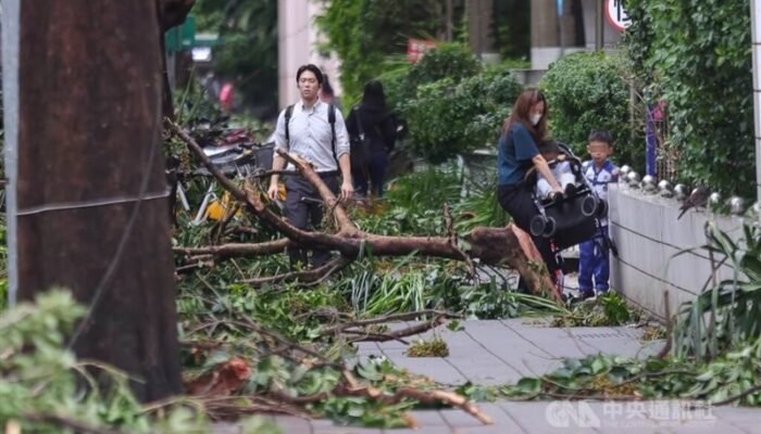 2 orang meninggal, 515 orang luka-luka, 4 orang hilang akibat Topan Kong-rey di Taiwan