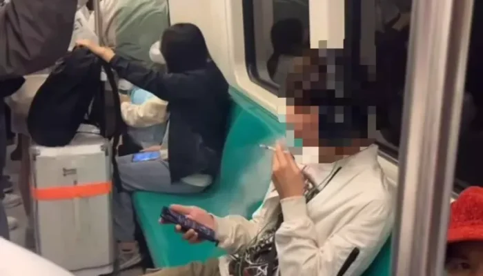Aksi Nekat Pria Merokok di MRT Kaohsiung Gegerkan Penumpang, Denda Mengintai!