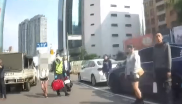 Pengendara Wanita di Taichung Tabrak Tesla dan Berusaha Kabur, Berteriak “Tidak Punya Uang untuk Ganti Rugi” lalu Tidur di Jalan