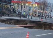 Lubang Raksasa Muncul di Seoul, Pengendara Motor Ikut Ambles ke Dalamnya