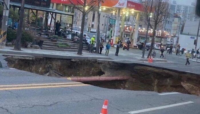 Lubang Raksasa Muncul di Seoul, Pengendara Motor Ikut Ambles ke Dalamnya