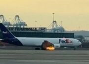 Pesawat Kargo FedEx Tabrak Burung, Mesin Terbakar dan Mendarat Darurat di Bandara Newark
