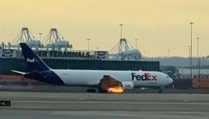 Pesawat Kargo FedEx Tabrak Burung, Mesin Terbakar dan Mendarat Darurat di Bandara Newark