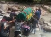 Warga Desa Wates Ponorogo Tandu Keranda Jenazah Lewat Sungai karena Penolakan Jalur Pemakaman